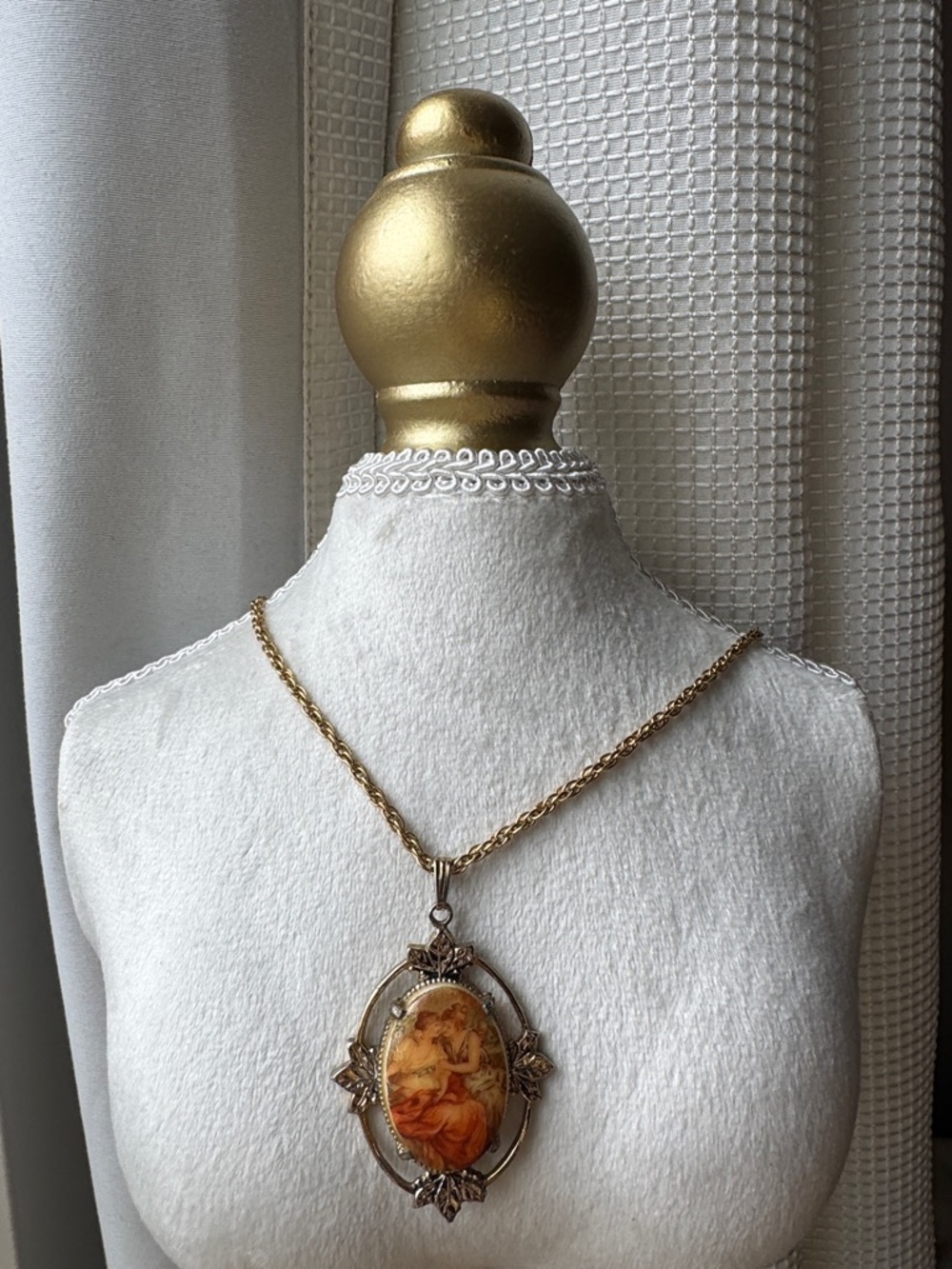 Vintage 1928 Antique Victorian Gold-Tone Cameo Pendant Necklace
